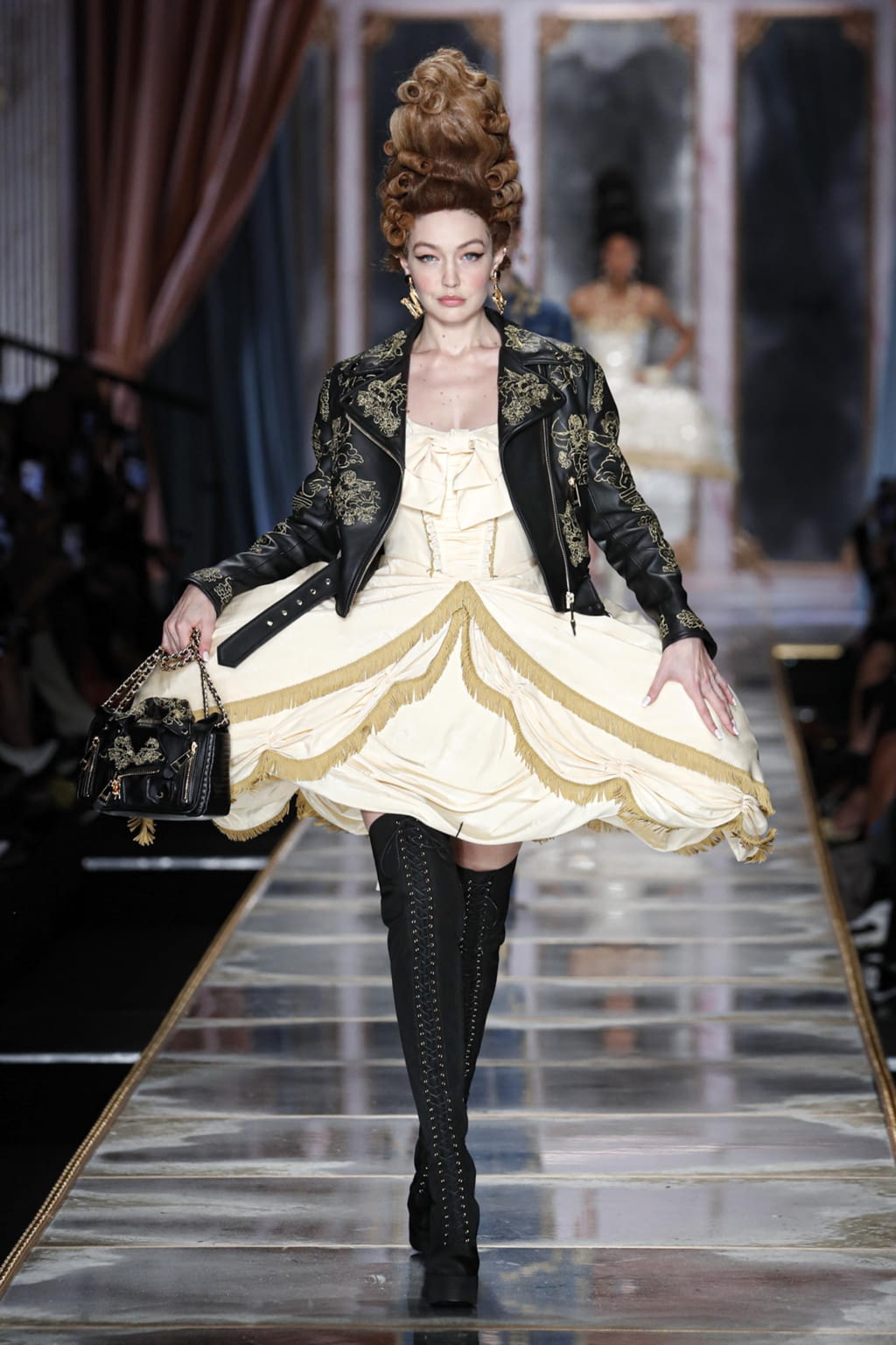 Fashion Week Milan Fall/Winter 2020 look 2 de la collection Moschino womenswear