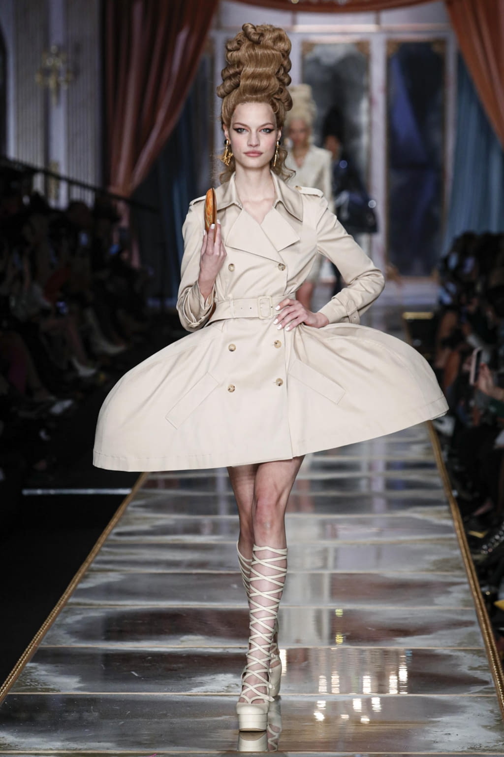 Fashion Week Milan Fall/Winter 2020 look 6 de la collection Moschino womenswear