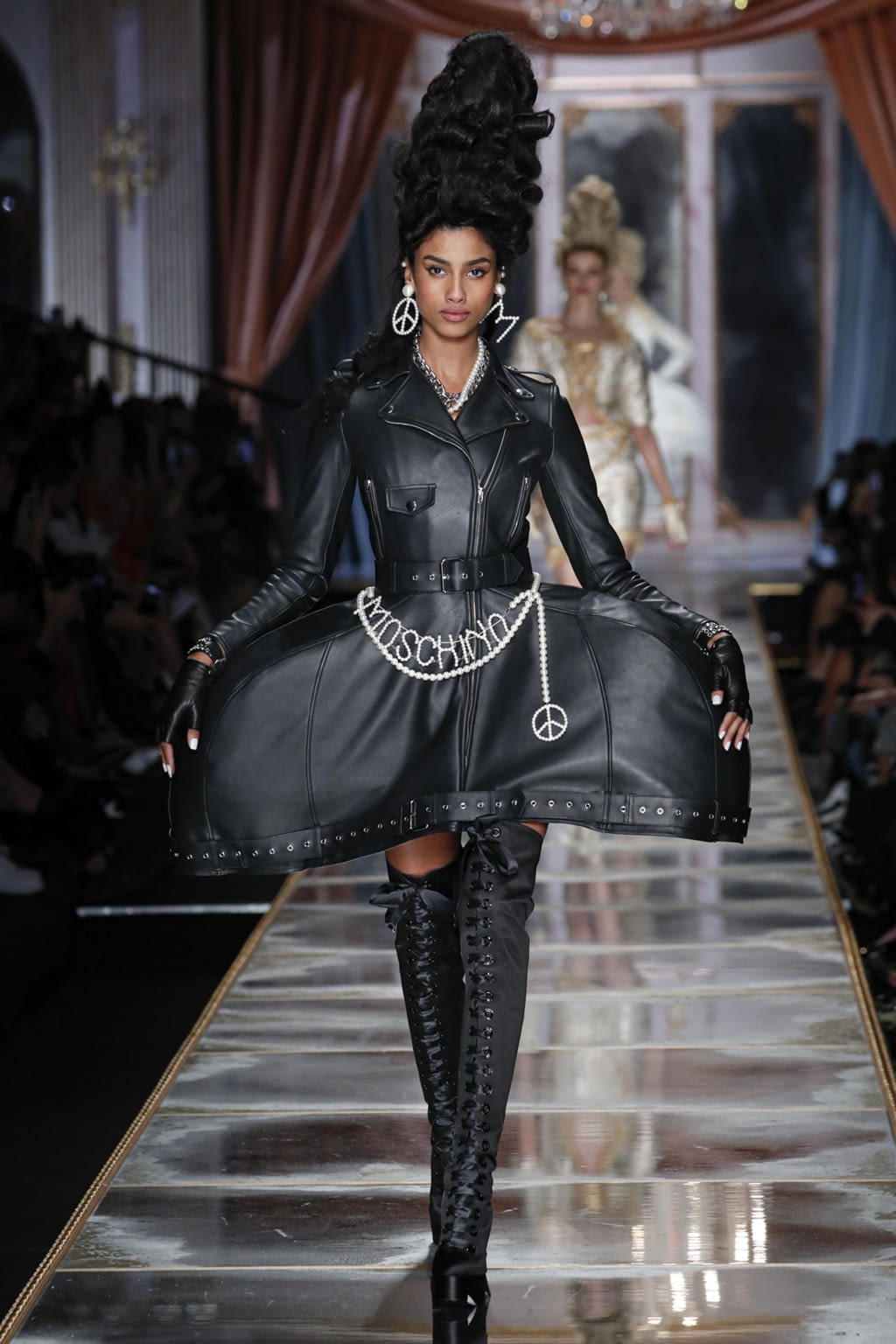 Fashion Week Milan Fall/Winter 2020 look 8 de la collection Moschino womenswear