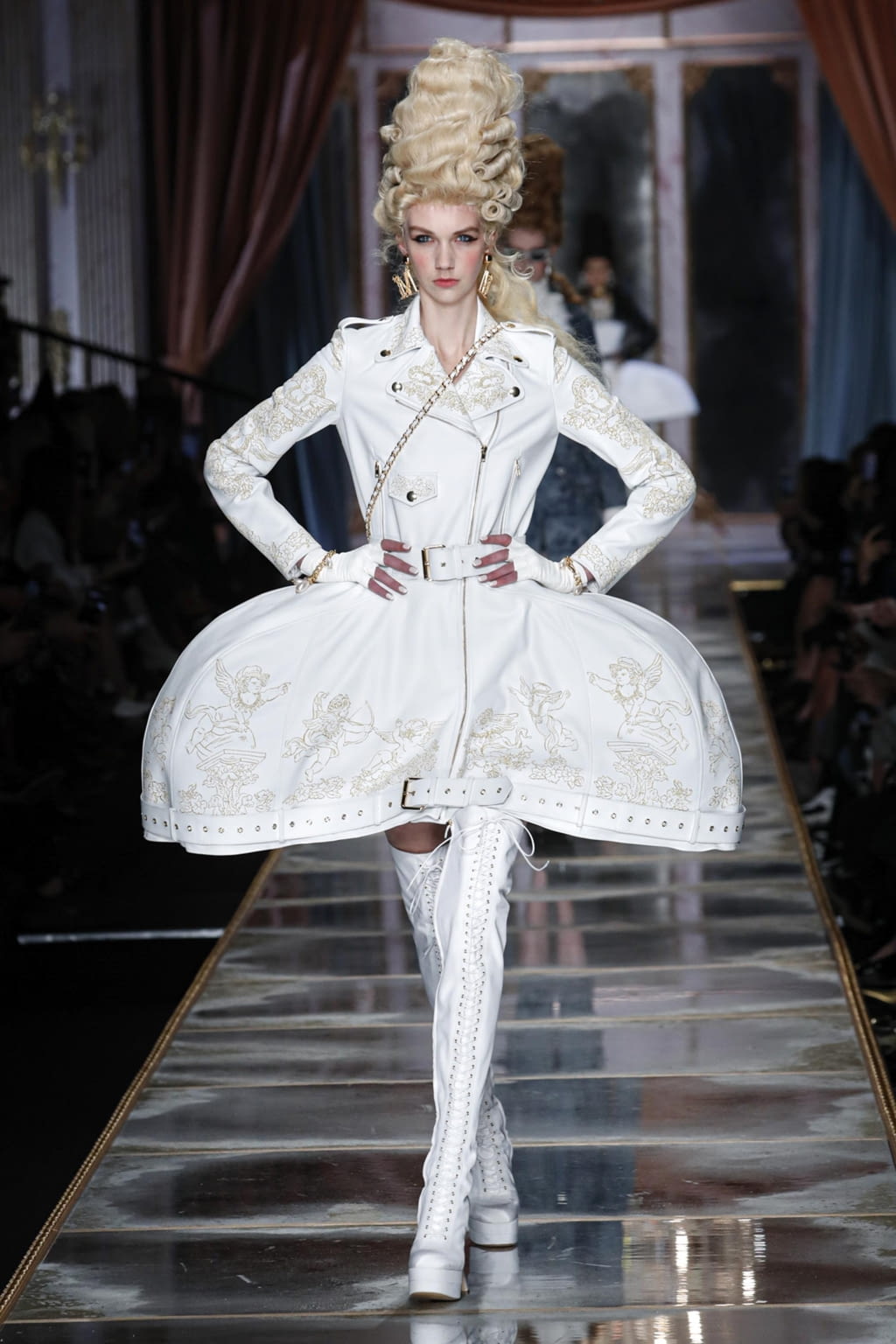 Fashion Week Milan Fall/Winter 2020 look 10 de la collection Moschino womenswear