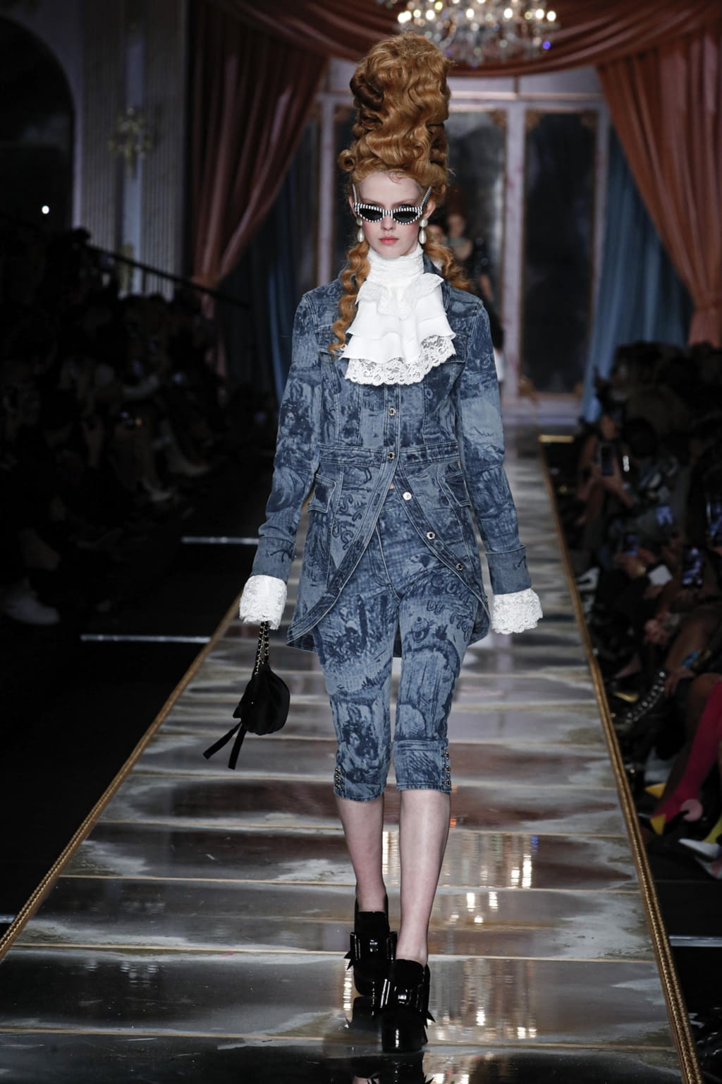 Fashion Week Milan Fall/Winter 2020 look 11 from the Moschino collection 女装
