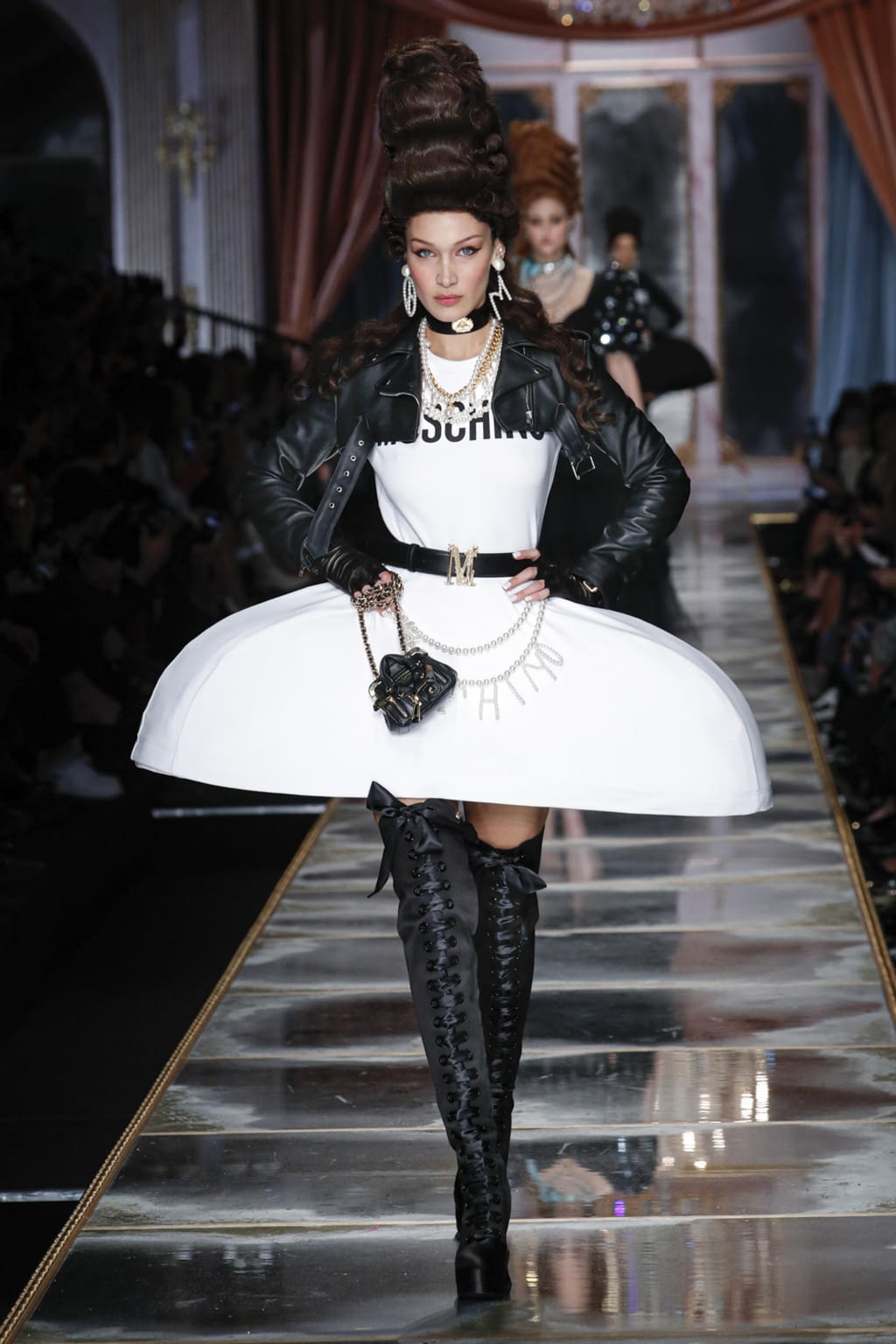 Fashion Week Milan Fall/Winter 2020 look 12 de la collection Moschino womenswear