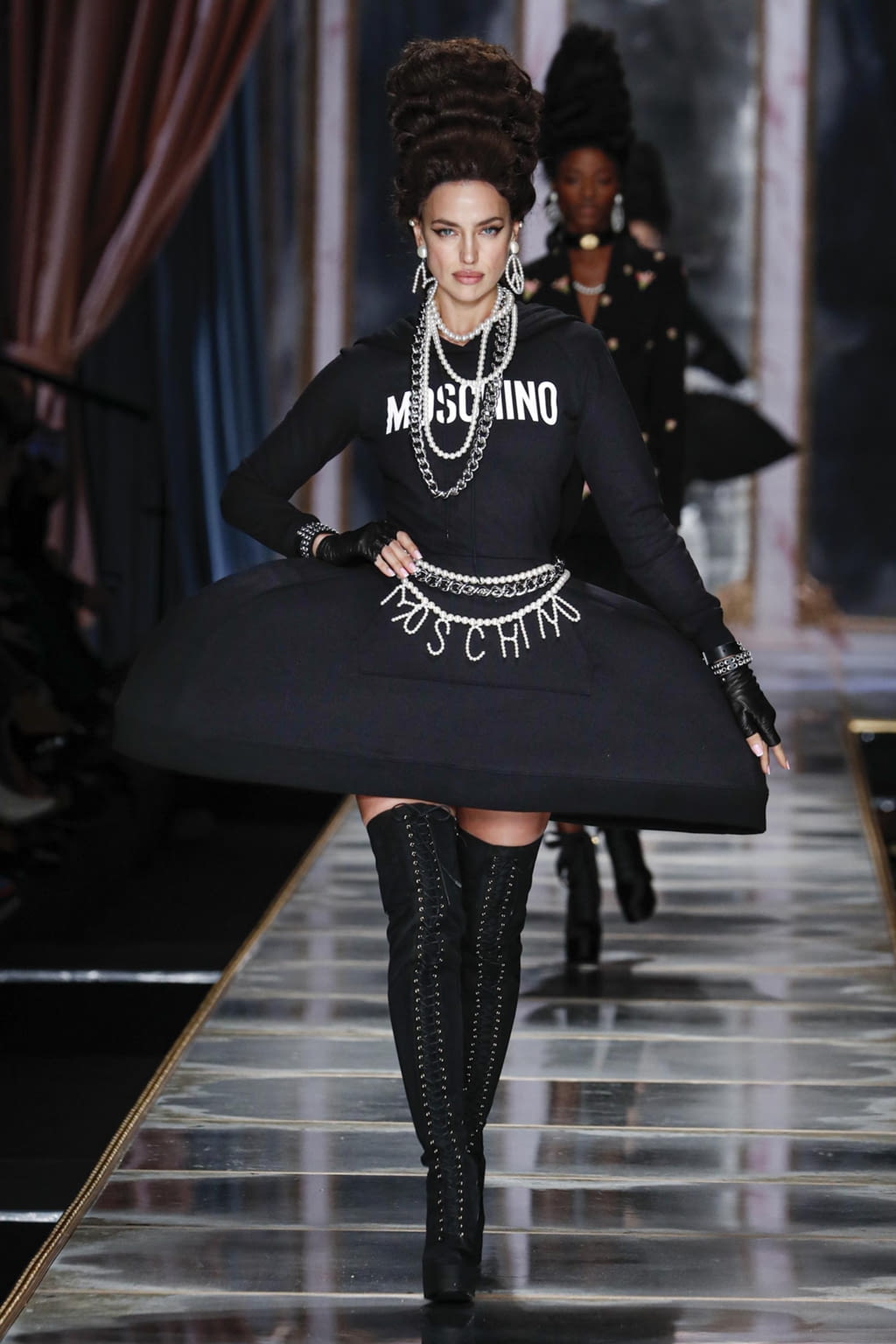 Fashion Week Milan Fall/Winter 2020 look 14 from the Moschino collection 女装