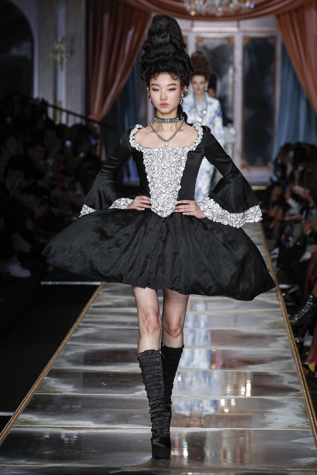 Fashion Week Milan Fall/Winter 2020 look 16 de la collection Moschino womenswear