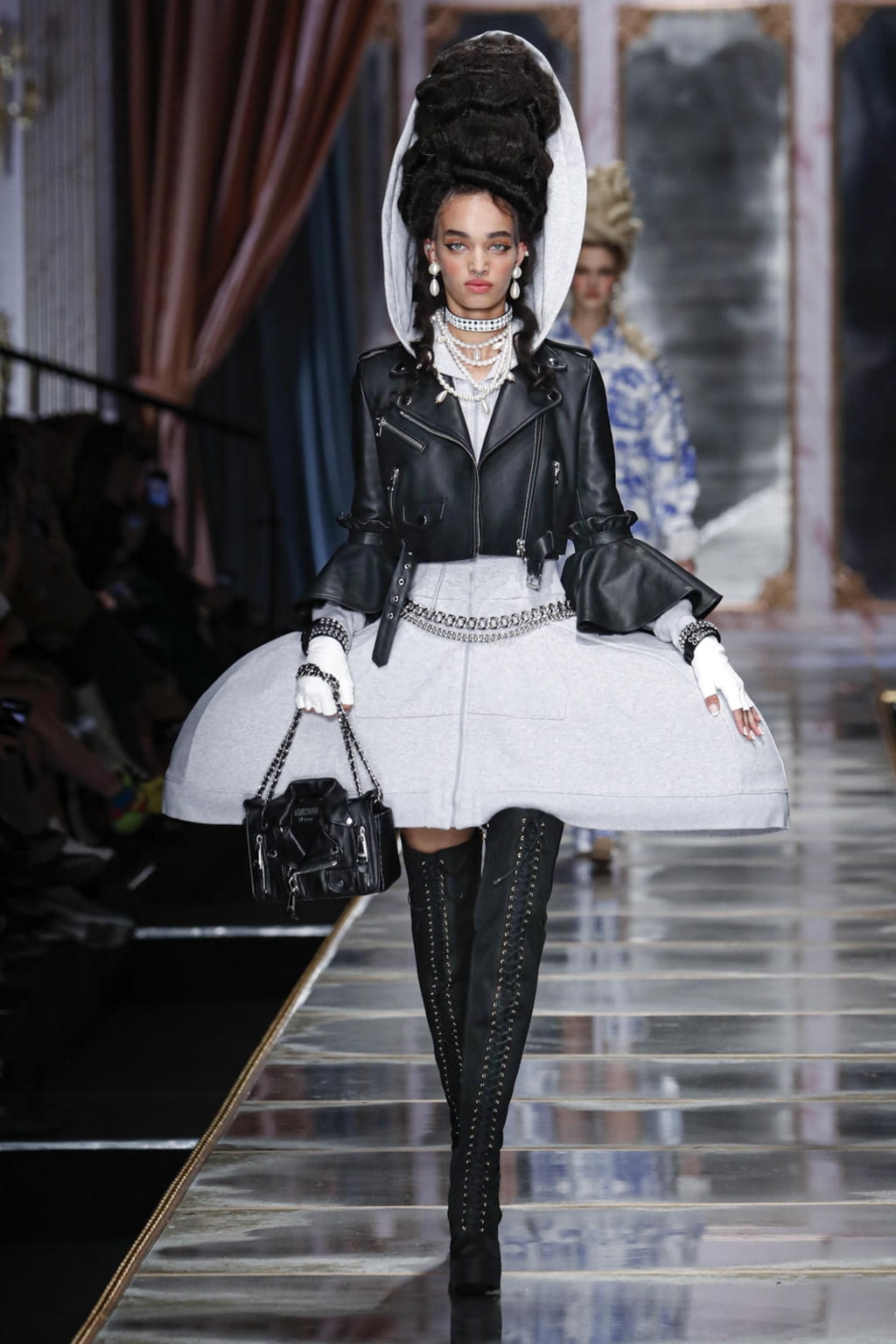 Fashion Week Milan Fall/Winter 2020 look 18 from the Moschino collection 女装