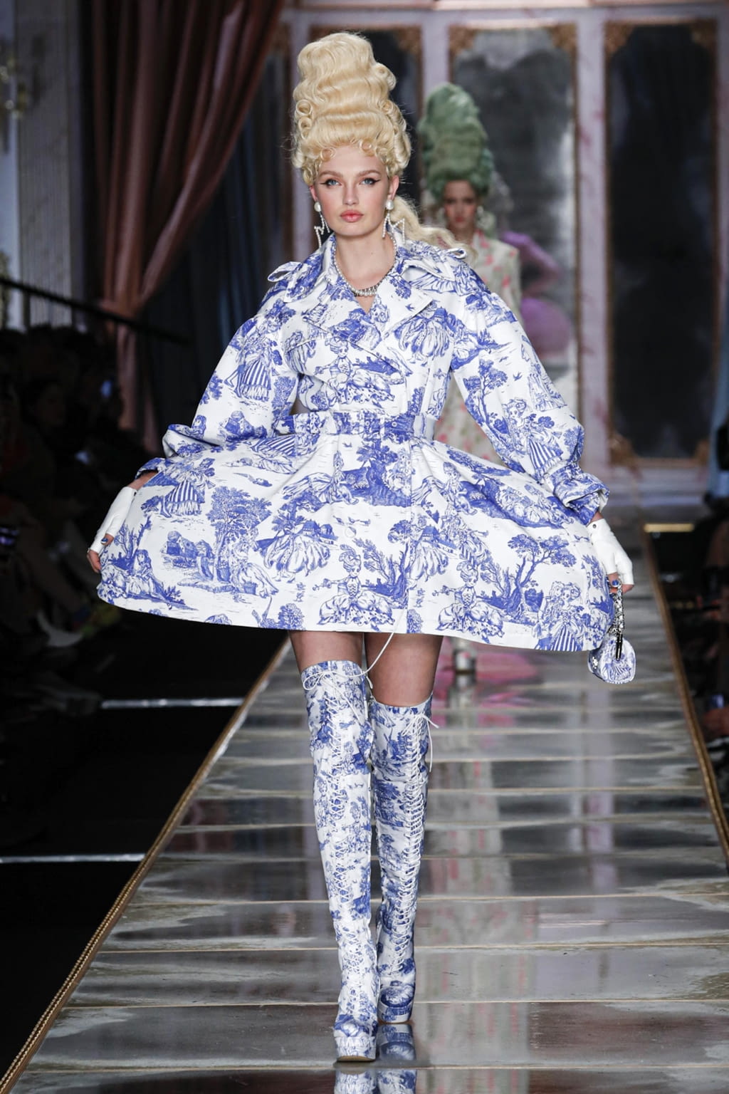 Fashion Week Milan Fall/Winter 2020 look 24 de la collection Moschino womenswear