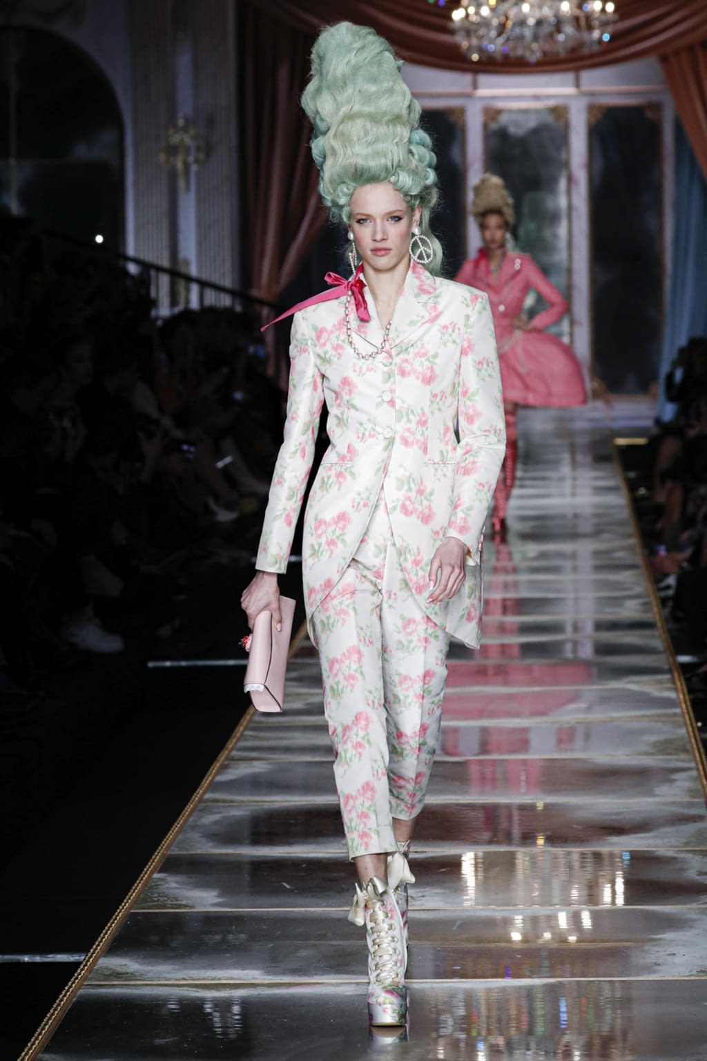 Fashion Week Milan Fall/Winter 2020 look 25 de la collection Moschino womenswear