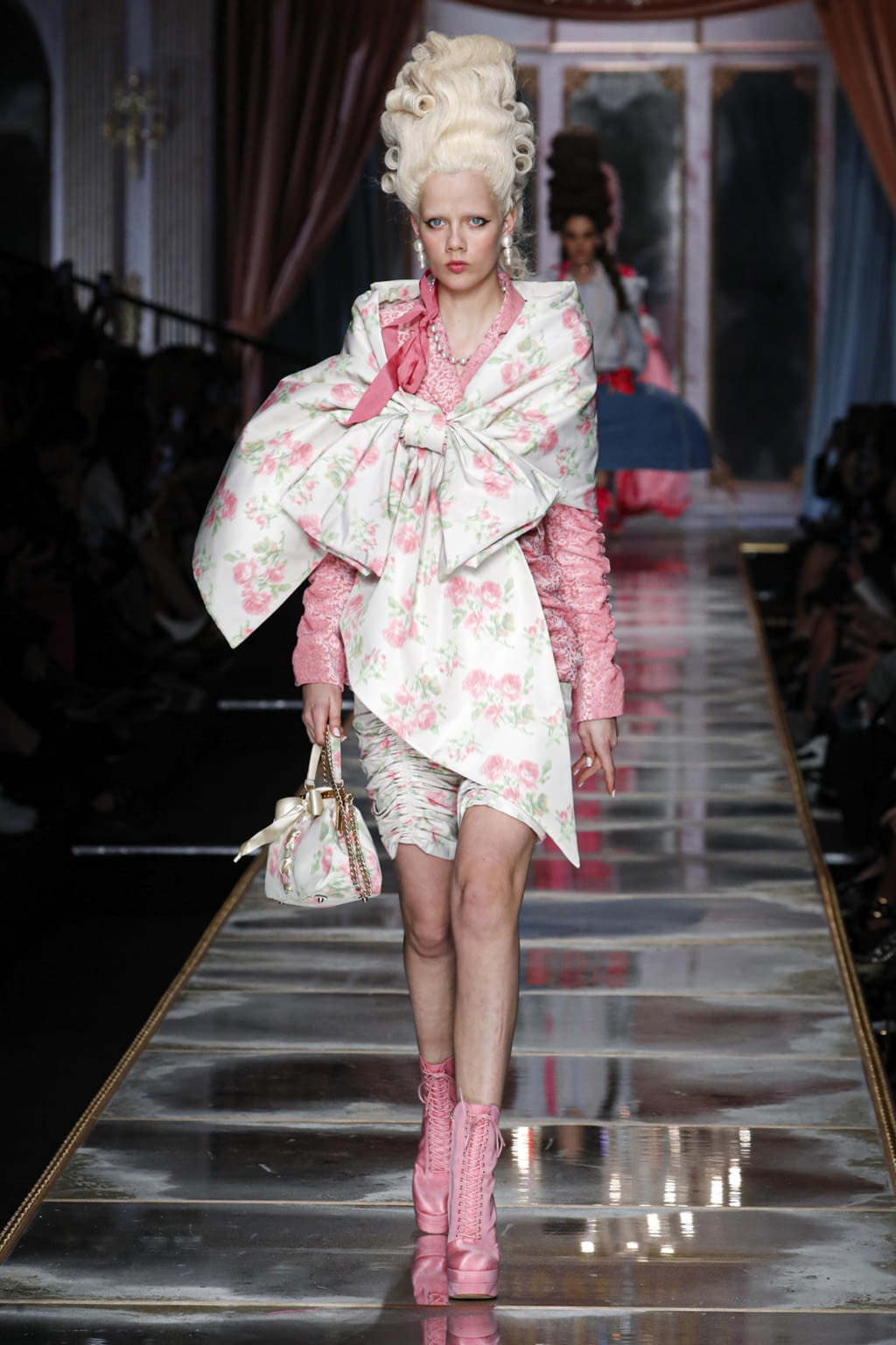 Fashion Week Milan Fall/Winter 2020 look 31 de la collection Moschino womenswear
