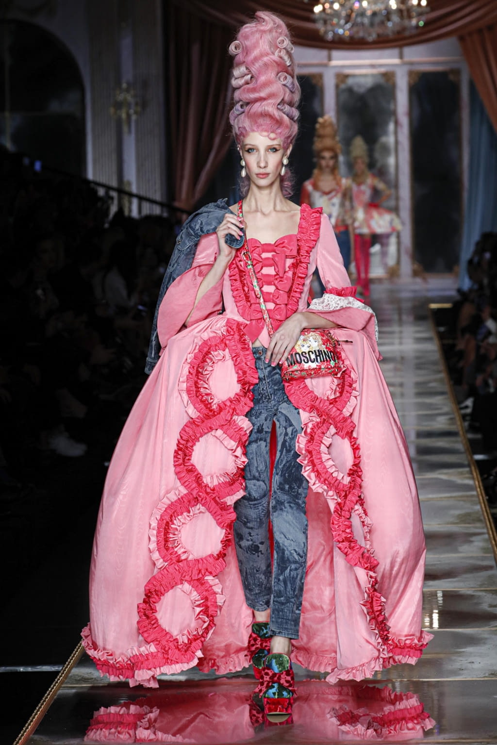 Fashion Week Milan Fall/Winter 2020 look 33 de la collection Moschino womenswear