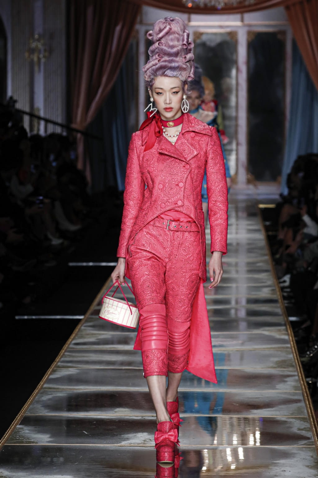 Fashion Week Milan Fall/Winter 2020 look 39 from the Moschino collection 女装