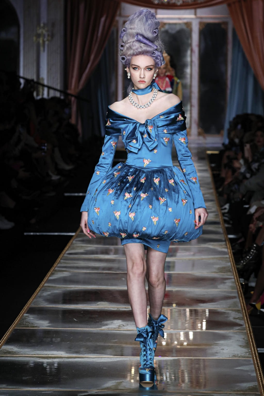 Fashion Week Milan Fall/Winter 2020 look 40 from the Moschino collection 女装