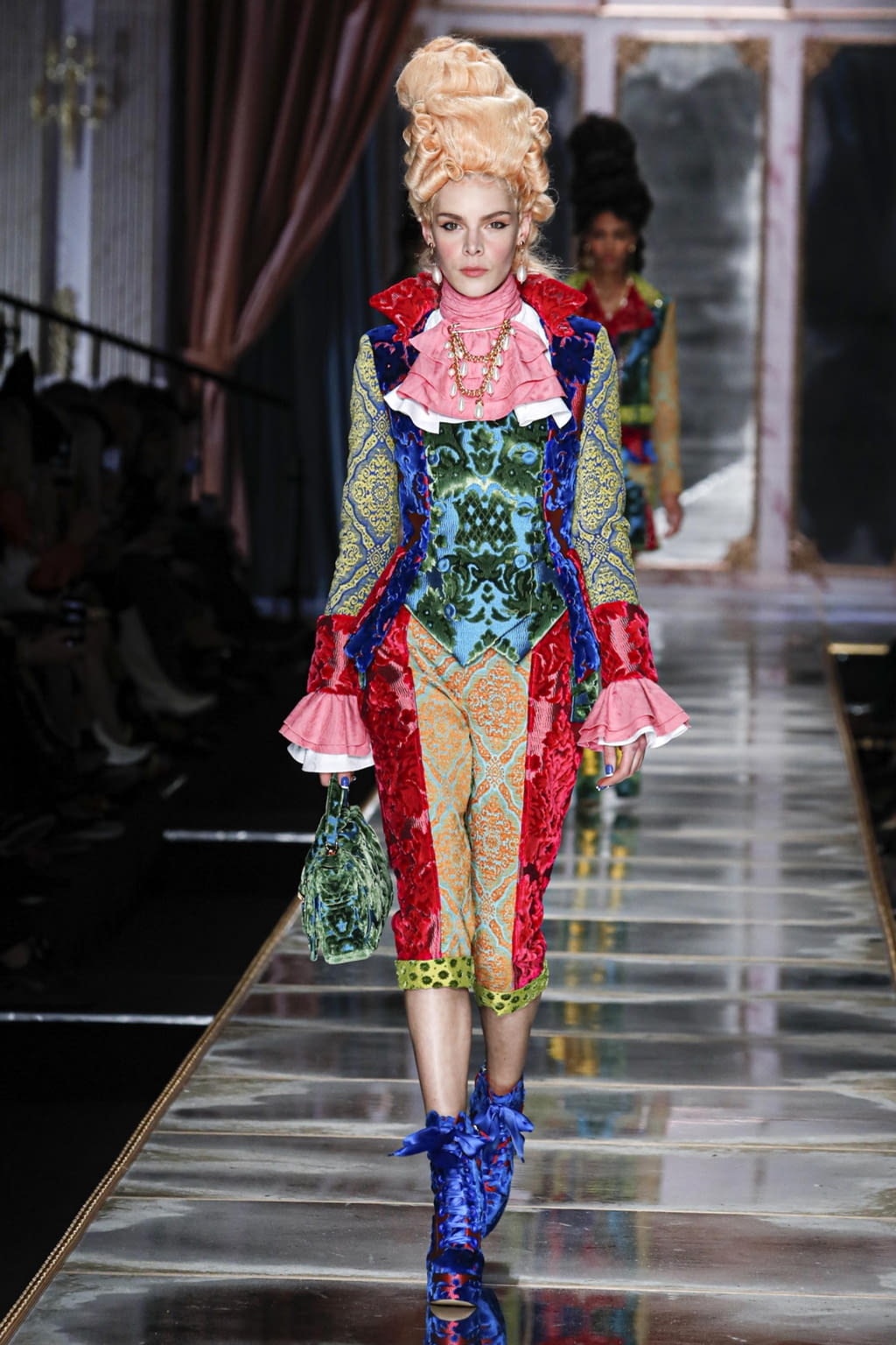 Fashion Week Milan Fall/Winter 2020 look 41 from the Moschino collection 女装