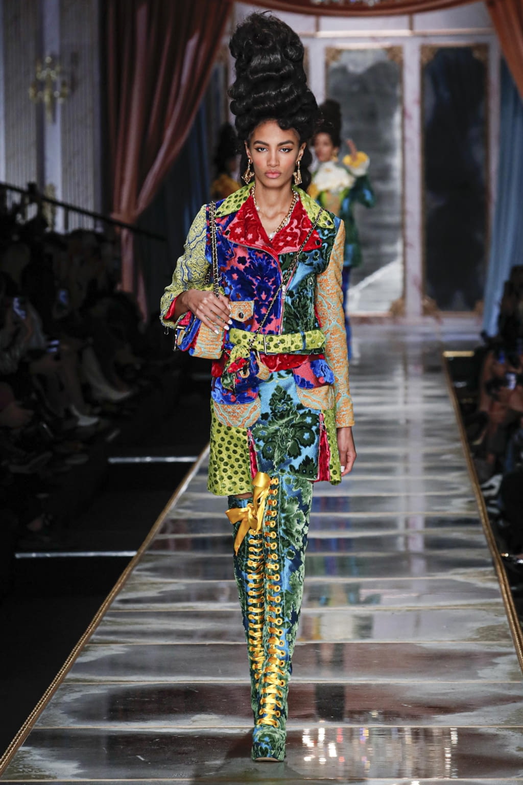 Fashion Week Milan Fall/Winter 2020 look 42 from the Moschino collection 女装