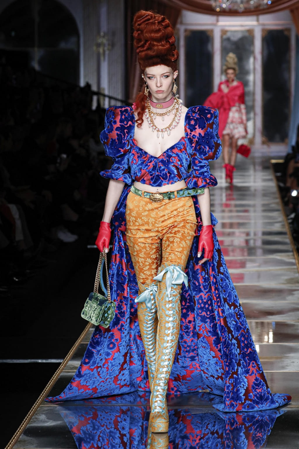Fashion Week Milan Fall/Winter 2020 look 46 from the Moschino collection 女装