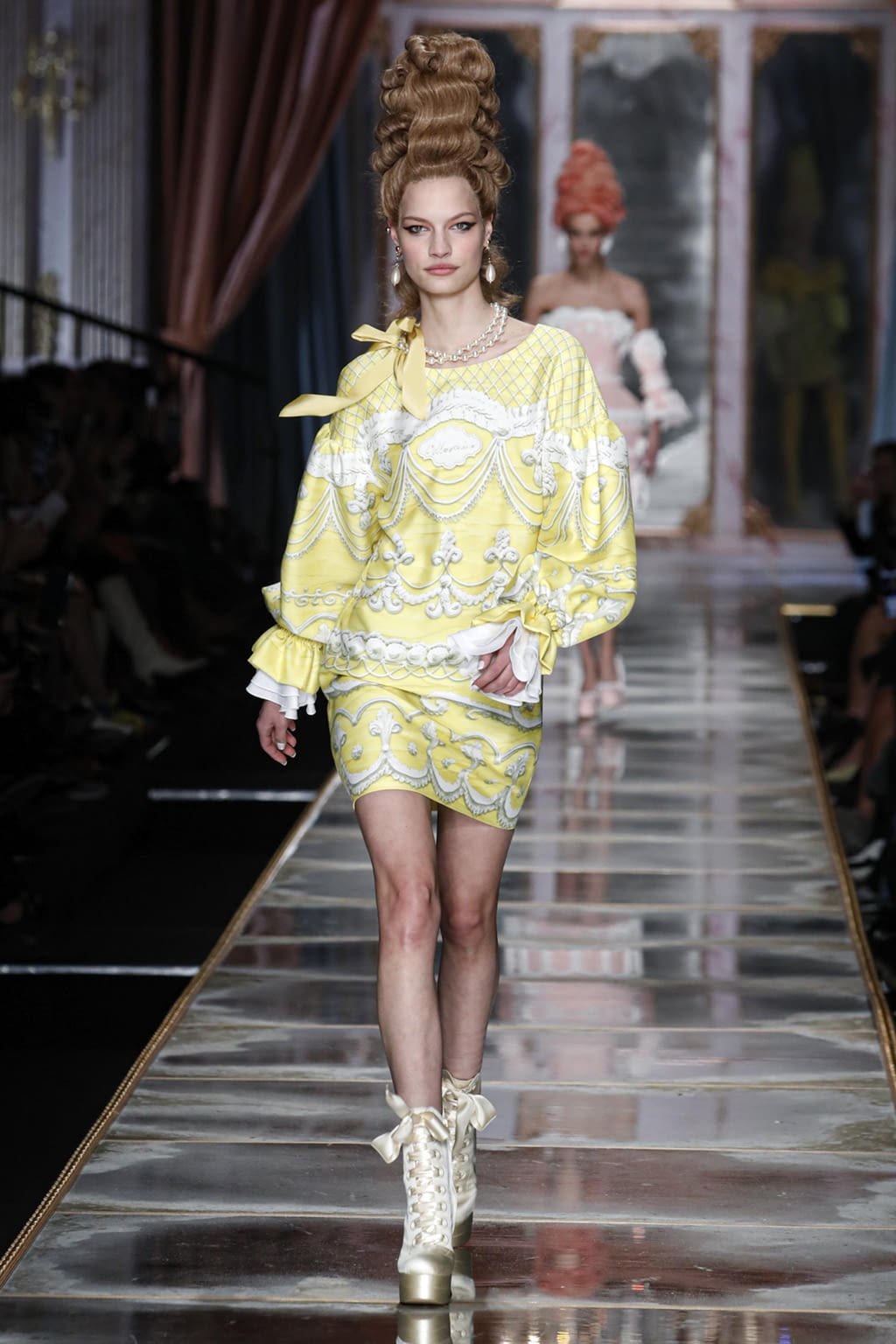 Fashion Week Milan Fall/Winter 2020 look 48 de la collection Moschino womenswear