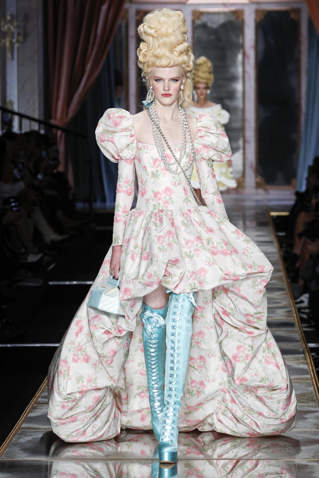 Fashion Week Milan Fall/Winter 2020 look 55 de la collection Moschino womenswear