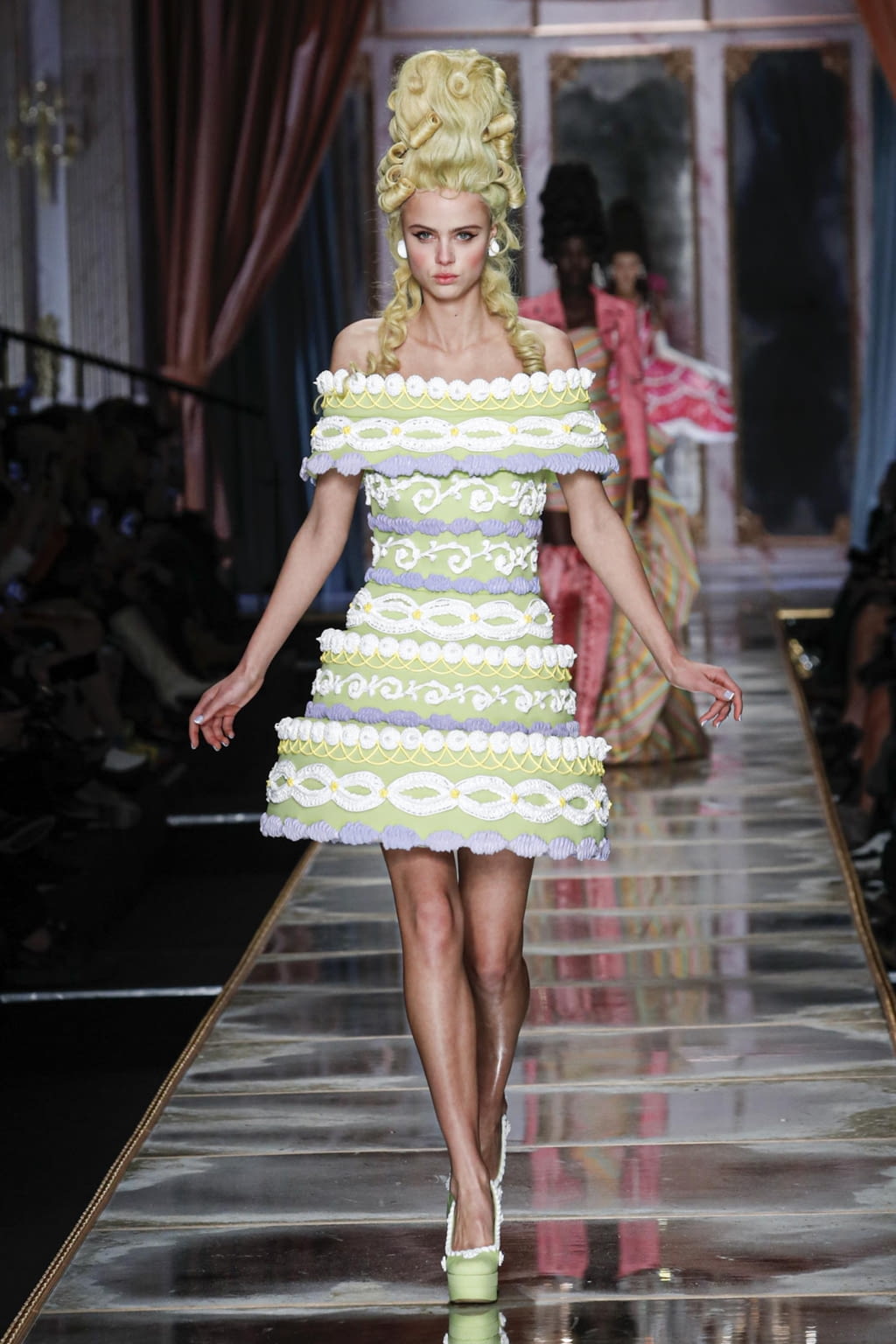 Fashion Week Milan Fall/Winter 2020 look 61 de la collection Moschino womenswear