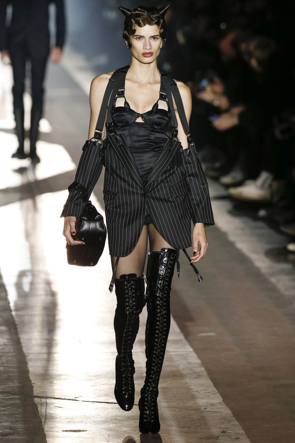 Fashion Week Milan Fall/Winter 2018 look 1 de la collection Moschino menswear