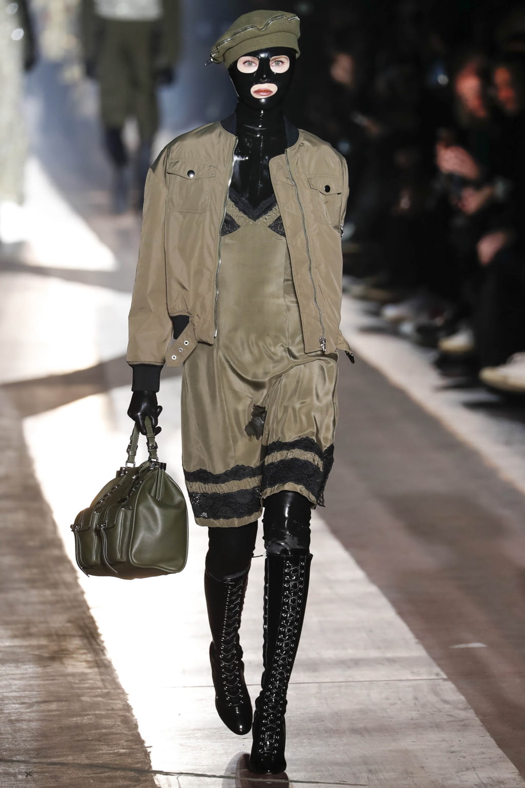 Fashion Week Milan Fall/Winter 2018 look 55 de la collection Moschino menswear