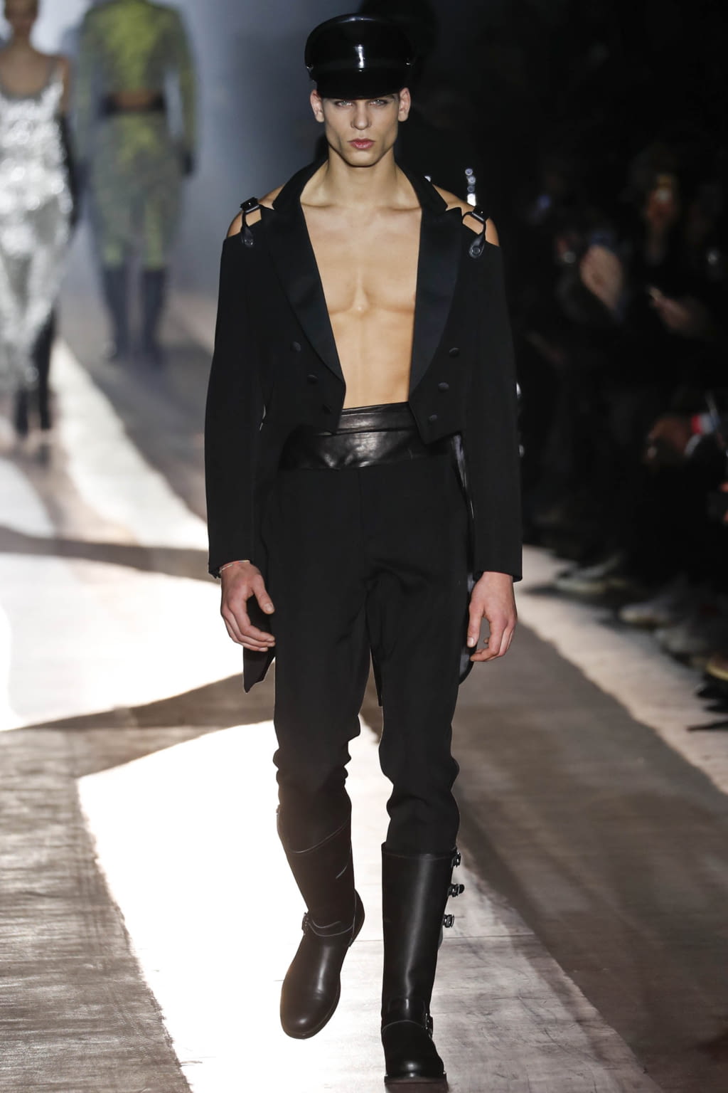 Fashion Week Milan Fall/Winter 2018 look 74 from the Moschino collection 男装