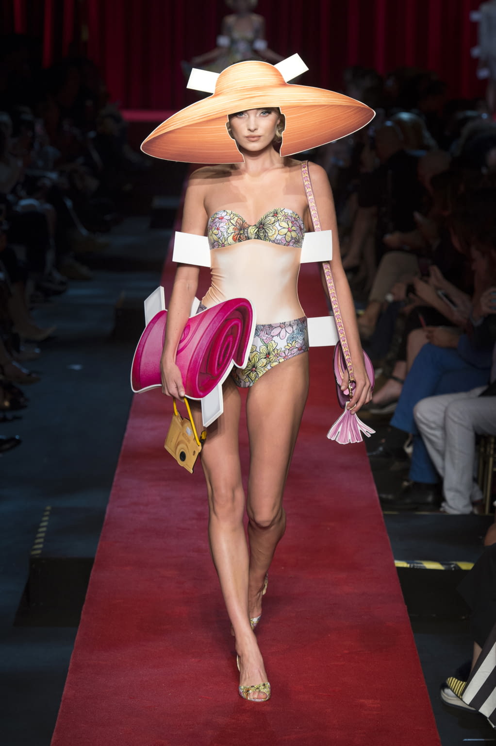 Fashion Week Milan Spring/Summer 2017 look 15 from the Moschino collection womenswear