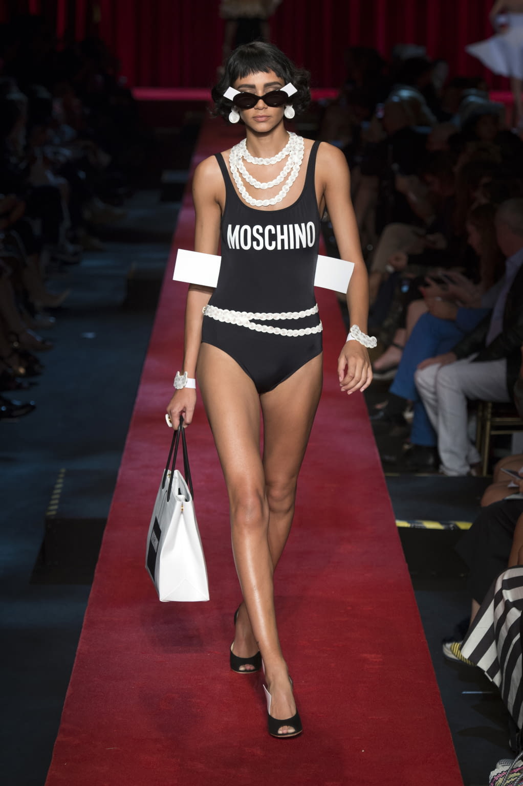 Fashion Week Milan Spring/Summer 2017 look 18 from the Moschino collection womenswear