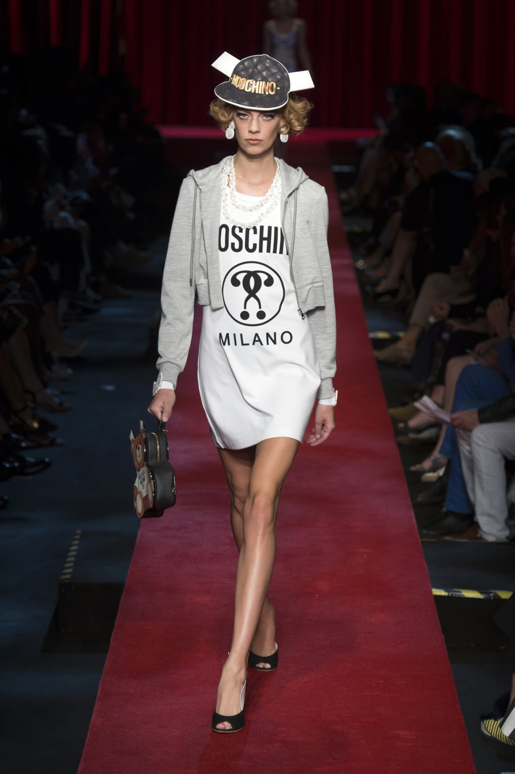 Fashion Week Milan Spring/Summer 2017 look 22 from the Moschino collection 女装