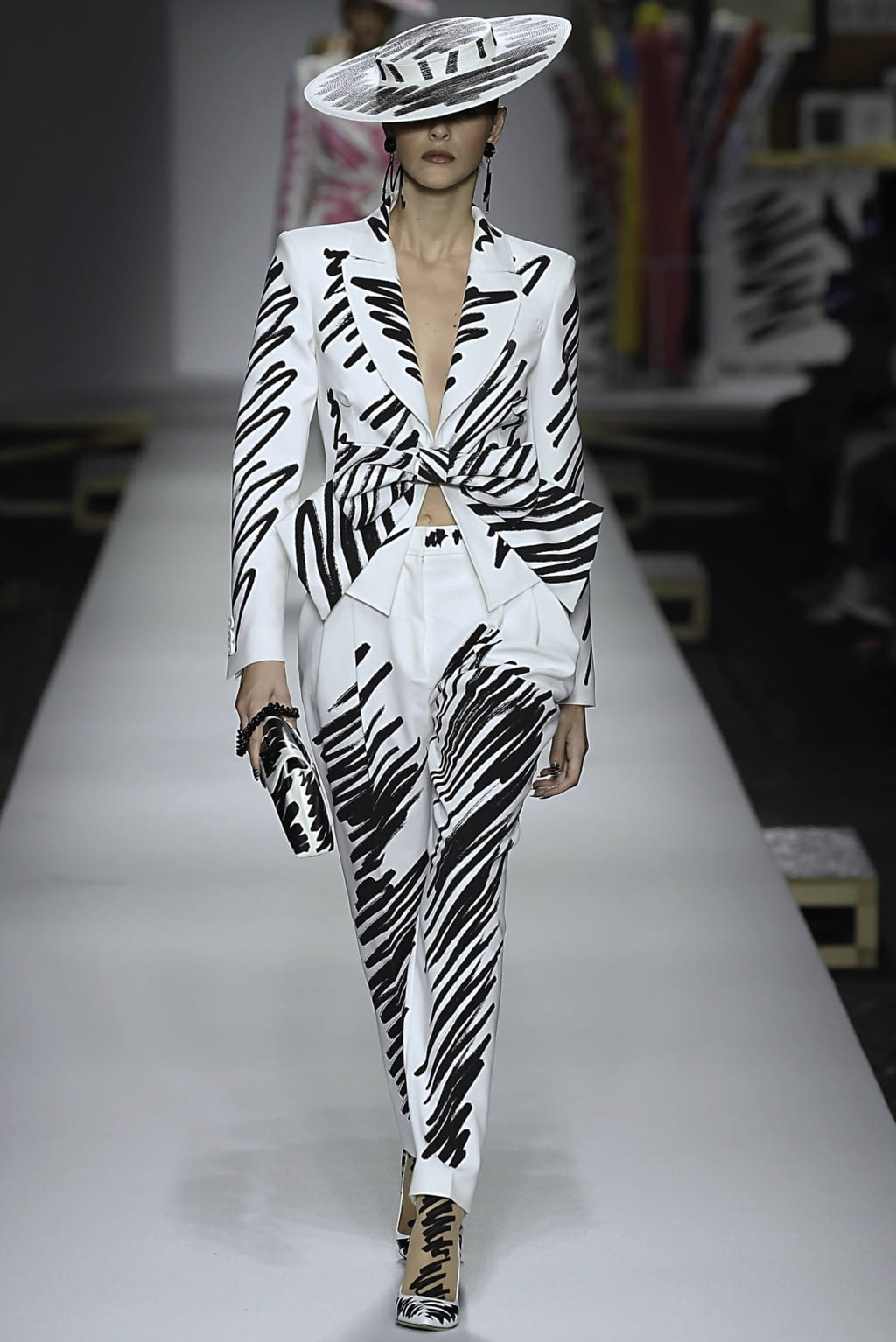 Fashion Week Milan Spring/Summer 2019 look 1 de la collection Moschino womenswear