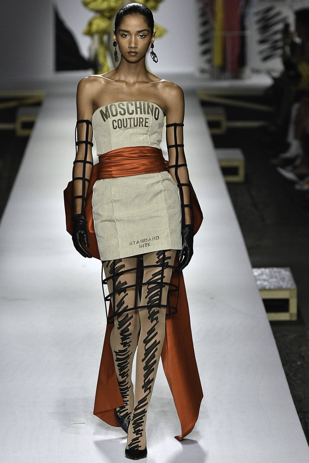 Fashion Week Milan Spring/Summer 2019 look 56 de la collection Moschino womenswear