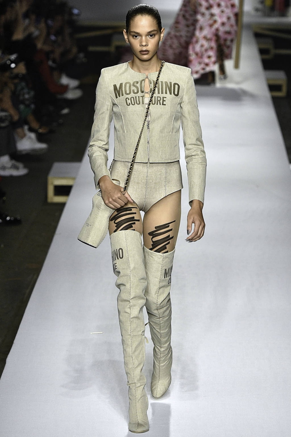Fashion Week Milan Spring/Summer 2019 look 59 de la collection Moschino womenswear