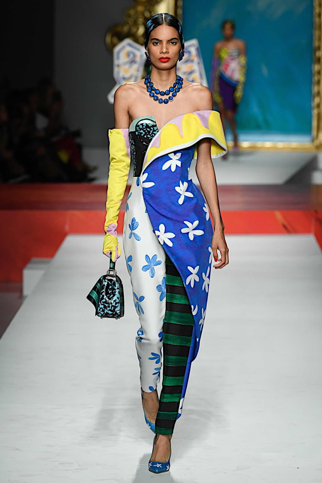 Fashion Week Milan Spring/Summer 2020 look 6 de la collection Moschino womenswear