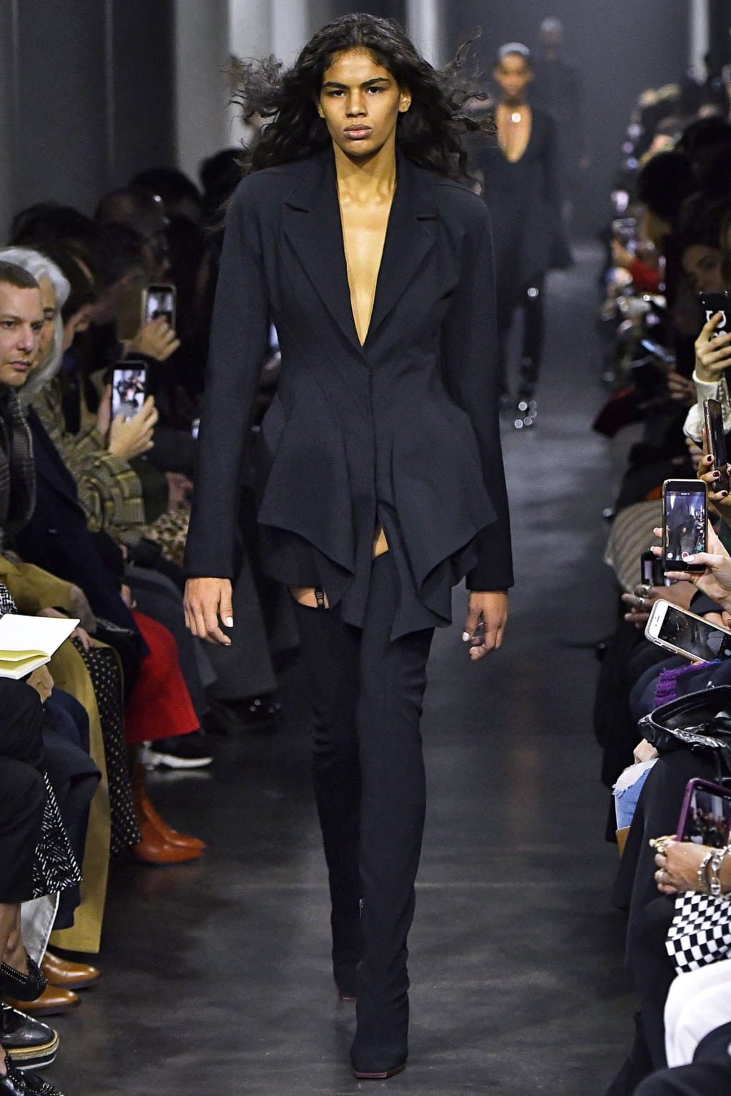 Fashion Week Paris Fall/Winter 2019 look 1 from the Mugler collection 女装