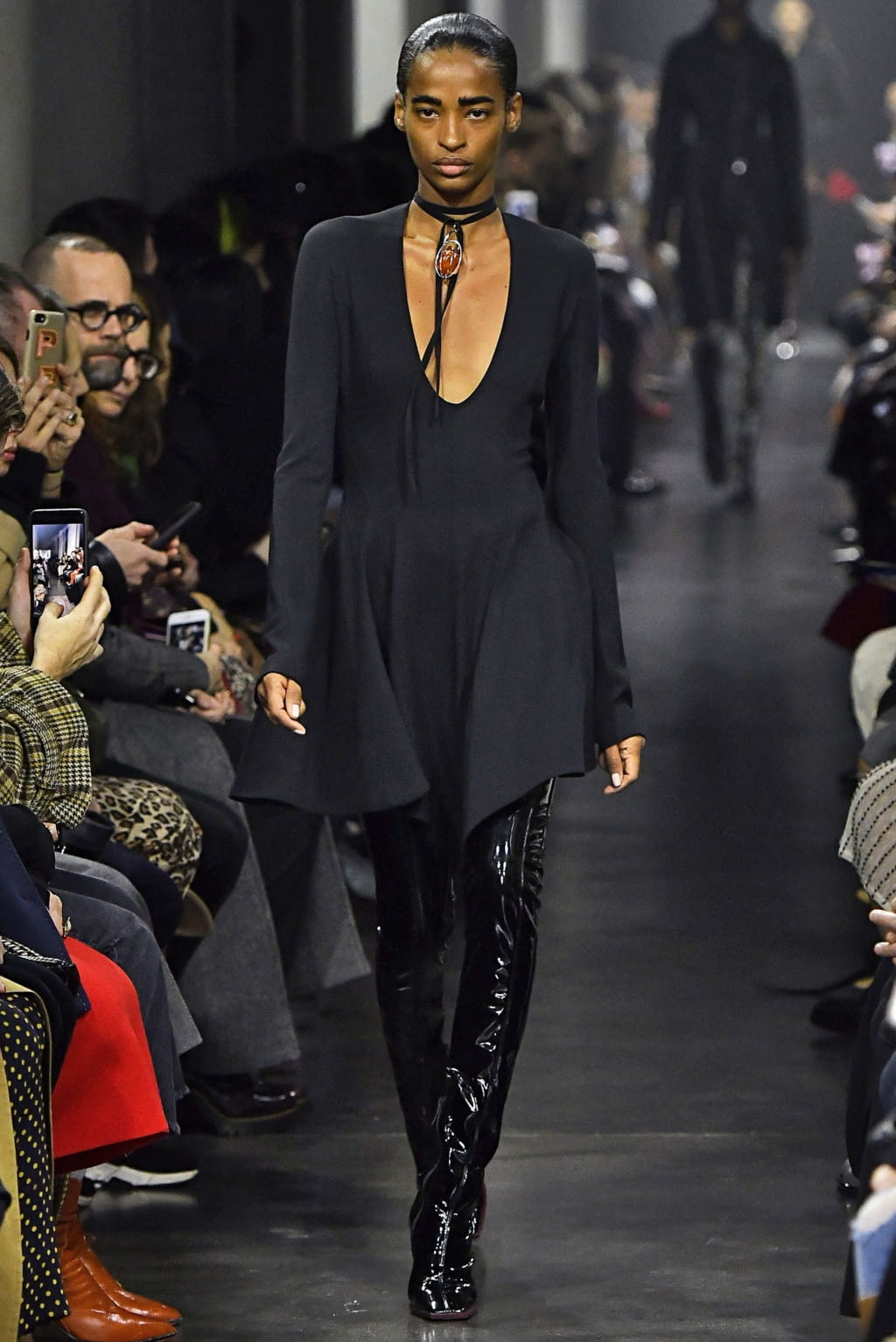 Fashion Week Paris Fall/Winter 2019 look 2 de la collection Mugler womenswear