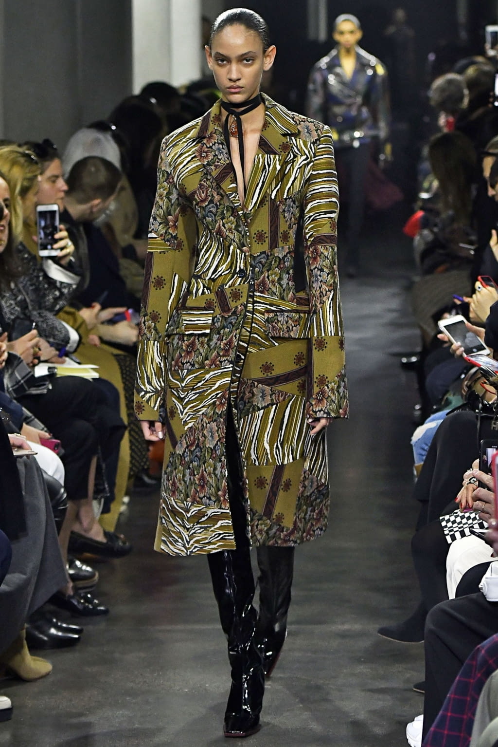 Fashion Week Paris Fall/Winter 2019 look 18 de la collection Mugler womenswear