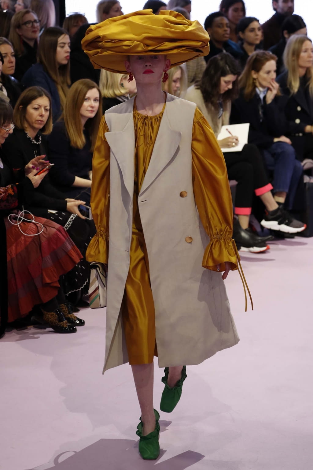Fashion Week London Spring/Summer 2018 look 3 from the Mulberry collection womenswear