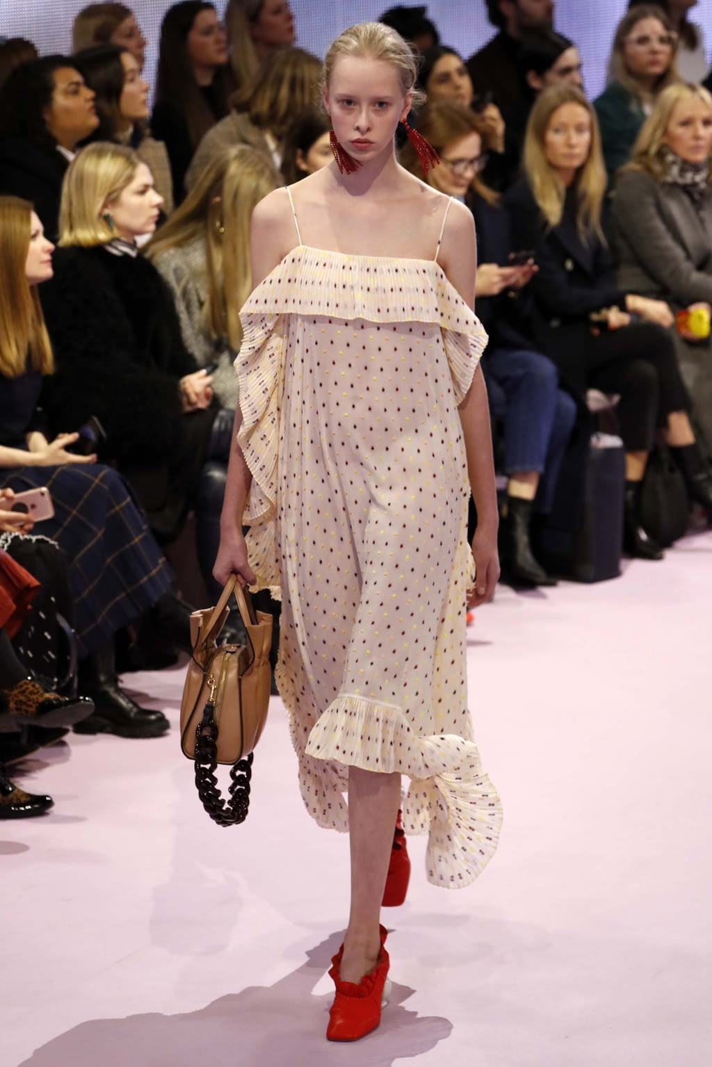 Fashion Week London Spring/Summer 2018 look 32 from the Mulberry collection womenswear