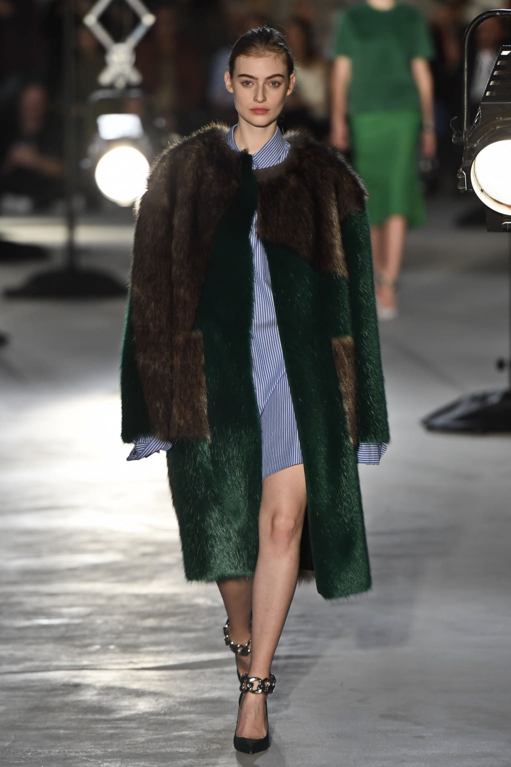 Fashion Week Milan Fall/Winter 2020 look 33 from the N°21 collection 女装