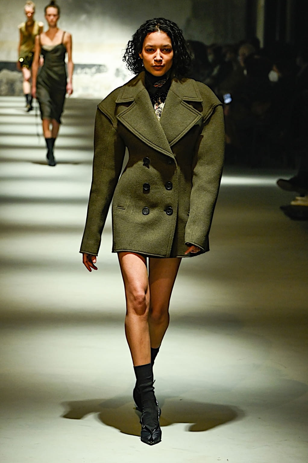Fashion Week Milan Fall/Winter 2022 look 3 de la collection N°21 womenswear