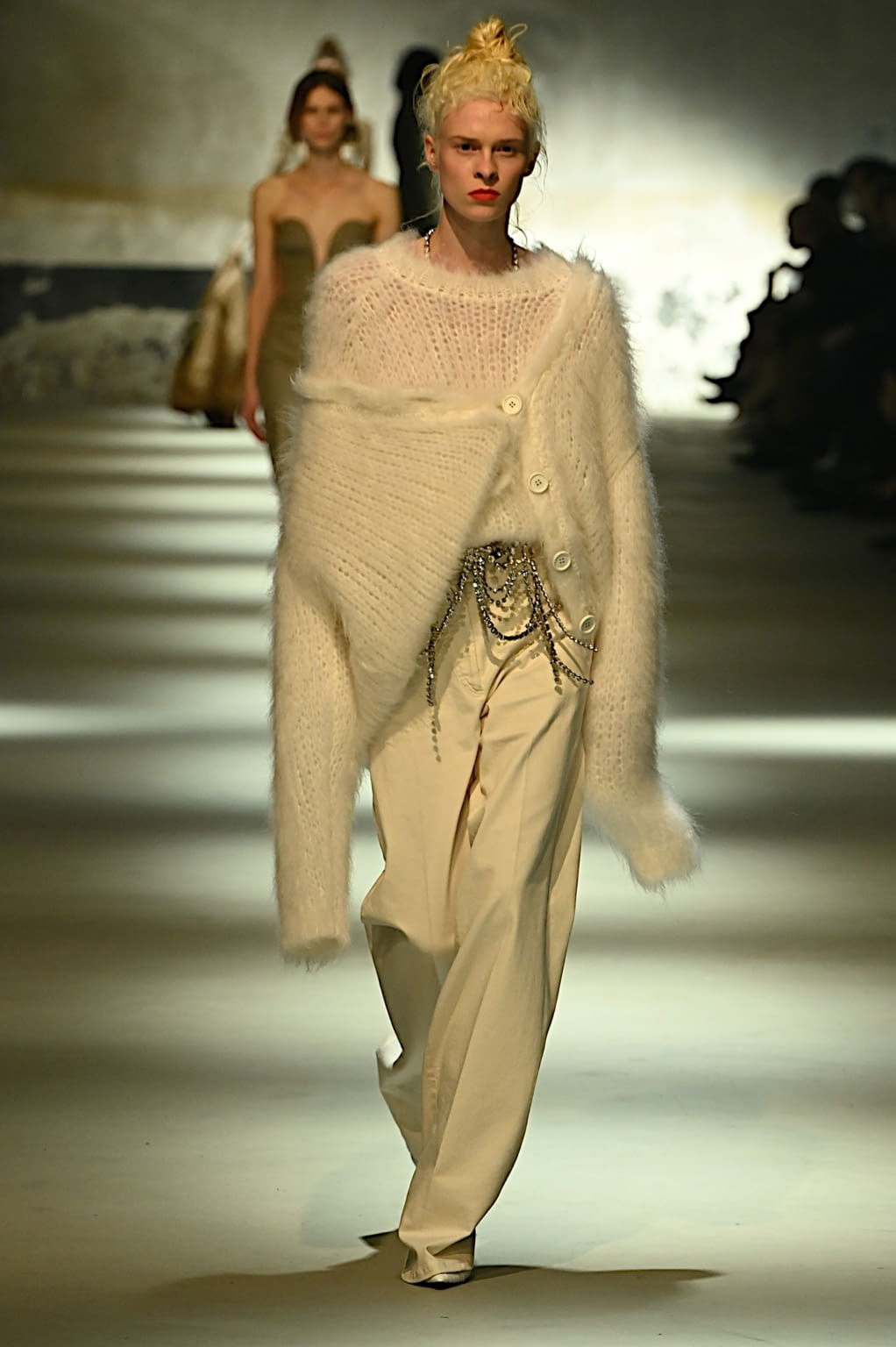 Fashion Week Milan Fall/Winter 2022 look 13 from the N°21 collection womenswear