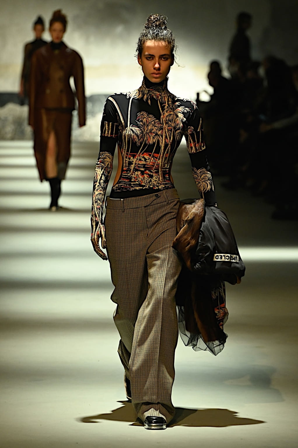 Fashion Week Milan Fall/Winter 2022 look 28 from the N°21 collection 女装