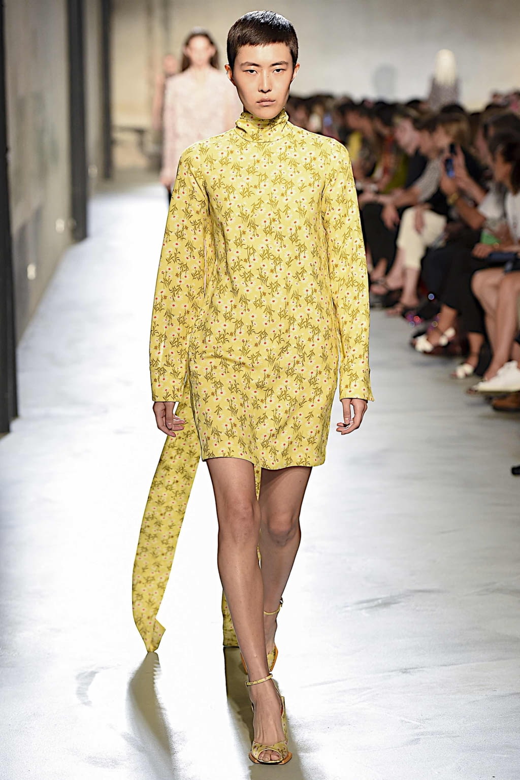 Fashion Week Milan Spring/Summer 2020 look 6 de la collection N°21 womenswear