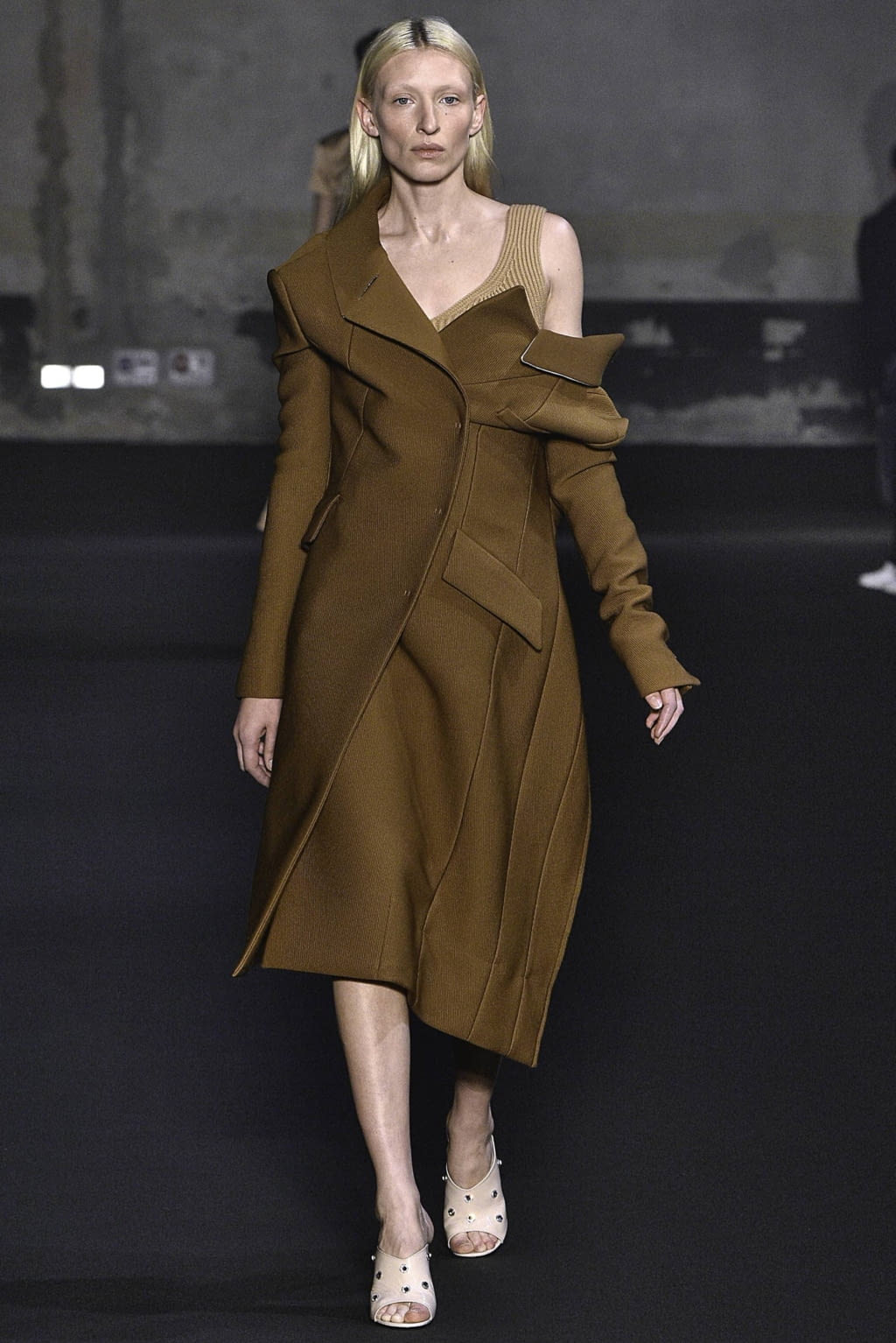 Fashion Week Milan Fall/Winter 2019 look 1 de la collection N°21 womenswear