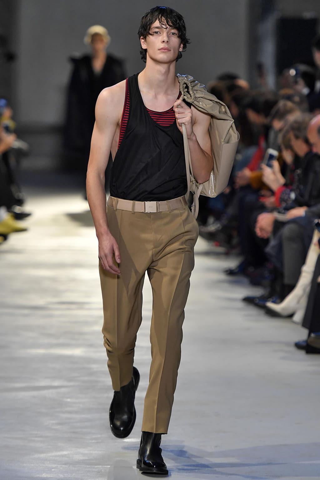 Fashion Week Milan Fall/Winter 2019 look 18 from the N°21 collection 男装