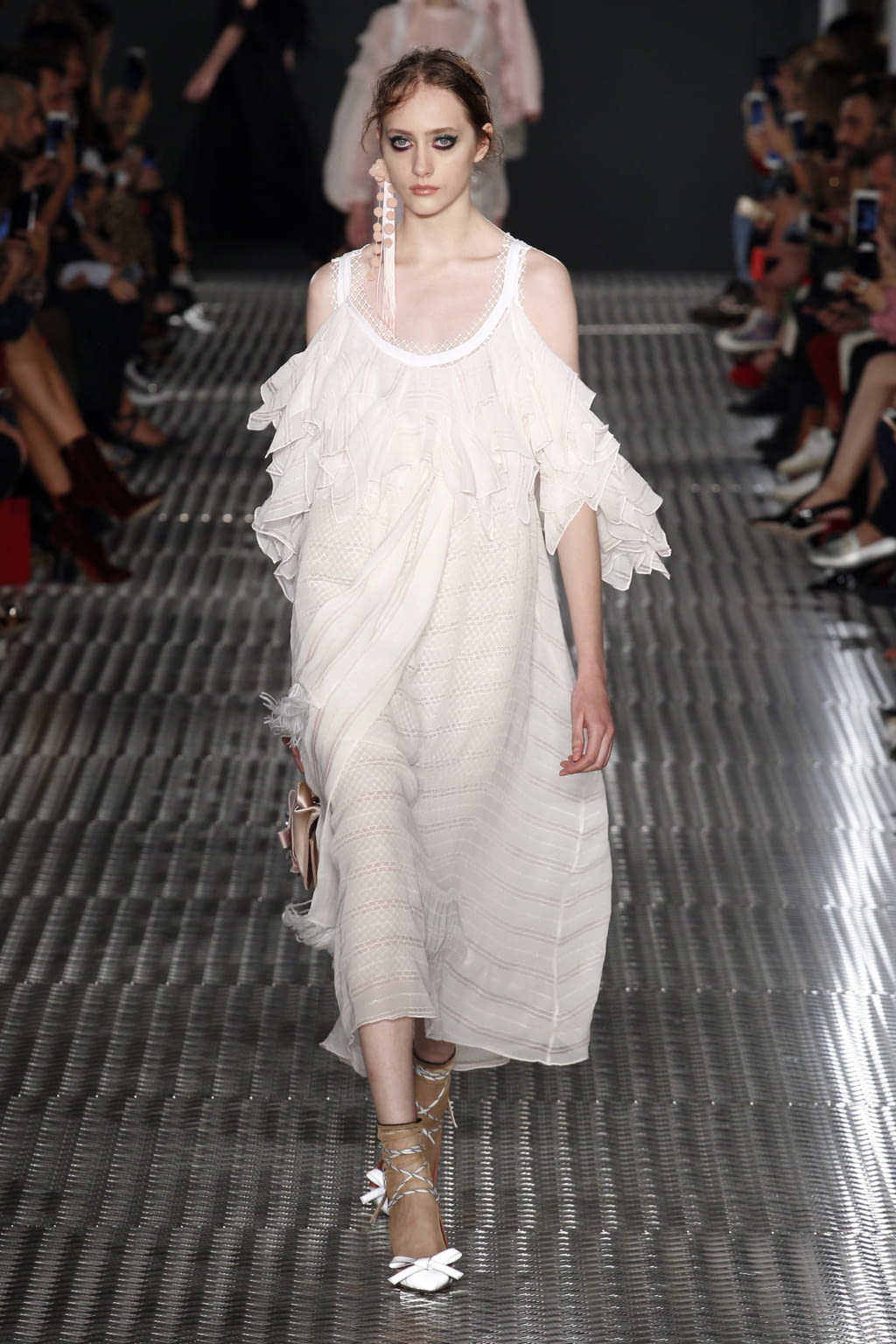 Fashion Week Milan Spring/Summer 2017 look 24 from the N°21 collection womenswear