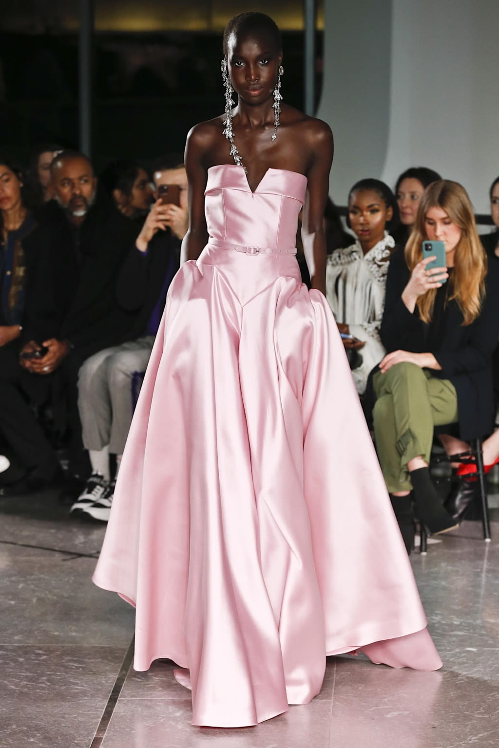 Fashion Week New York Fall/Winter 2020 look 35 from the Naeem Khan collection 女装