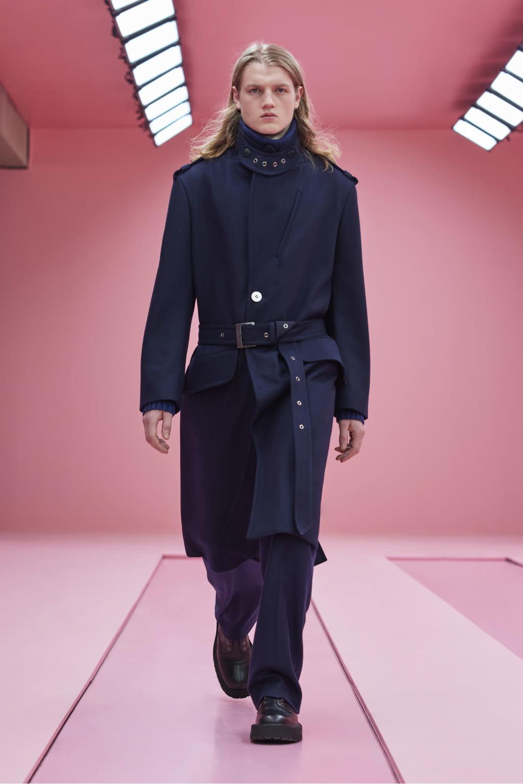 Fashion Week Milan Fall/Winter 2022 look 1 de la collection Neil Barrett menswear