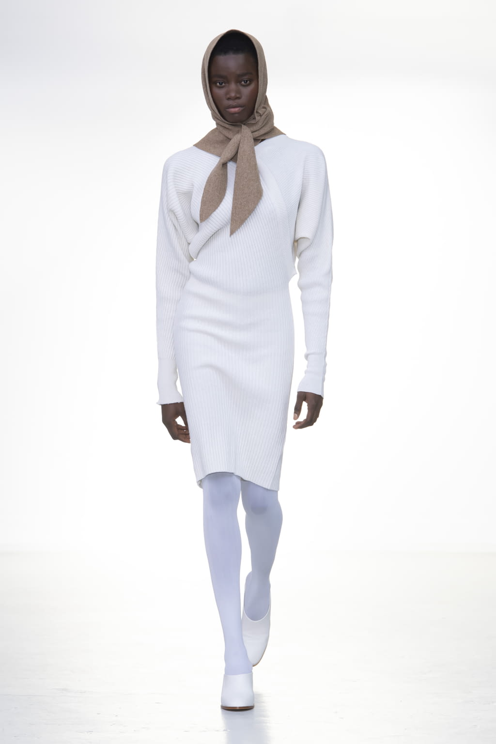 Fashion Week Paris Fall/Winter 2019 look 10 de la collection Nehera womenswear