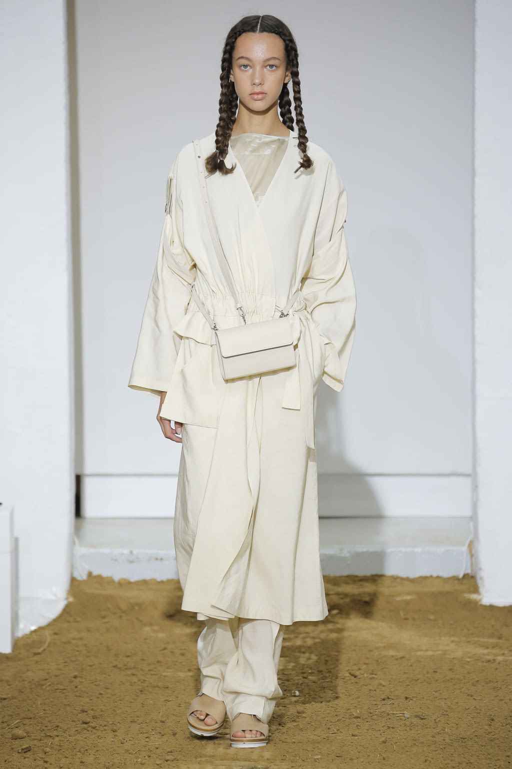 Fashion Week Paris Spring/Summer 2018 look 23 from the Nehera collection 女装
