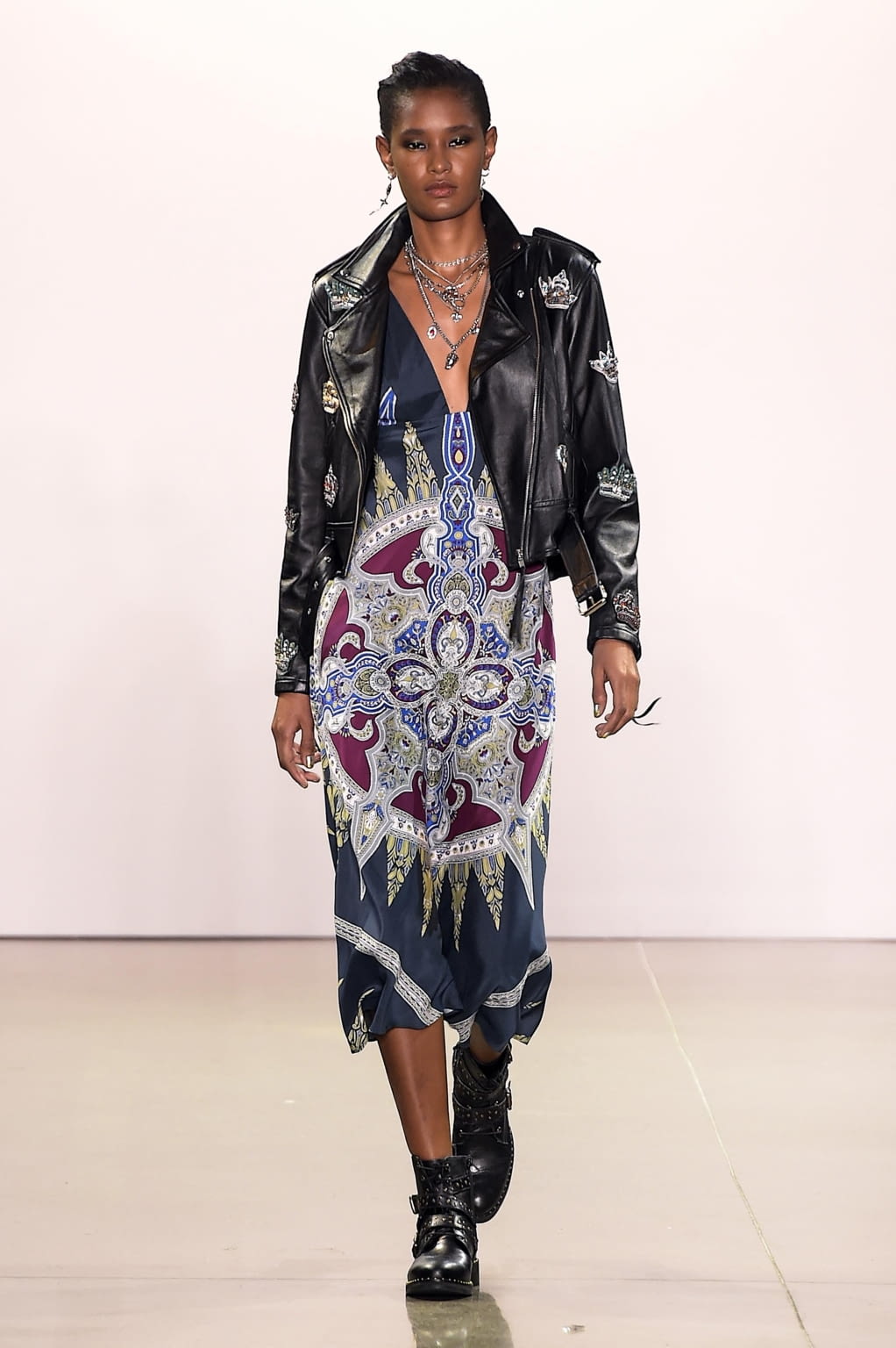 Fashion Week New York Fall/Winter 2020 look 1 from the Nicole Miller collection 女装
