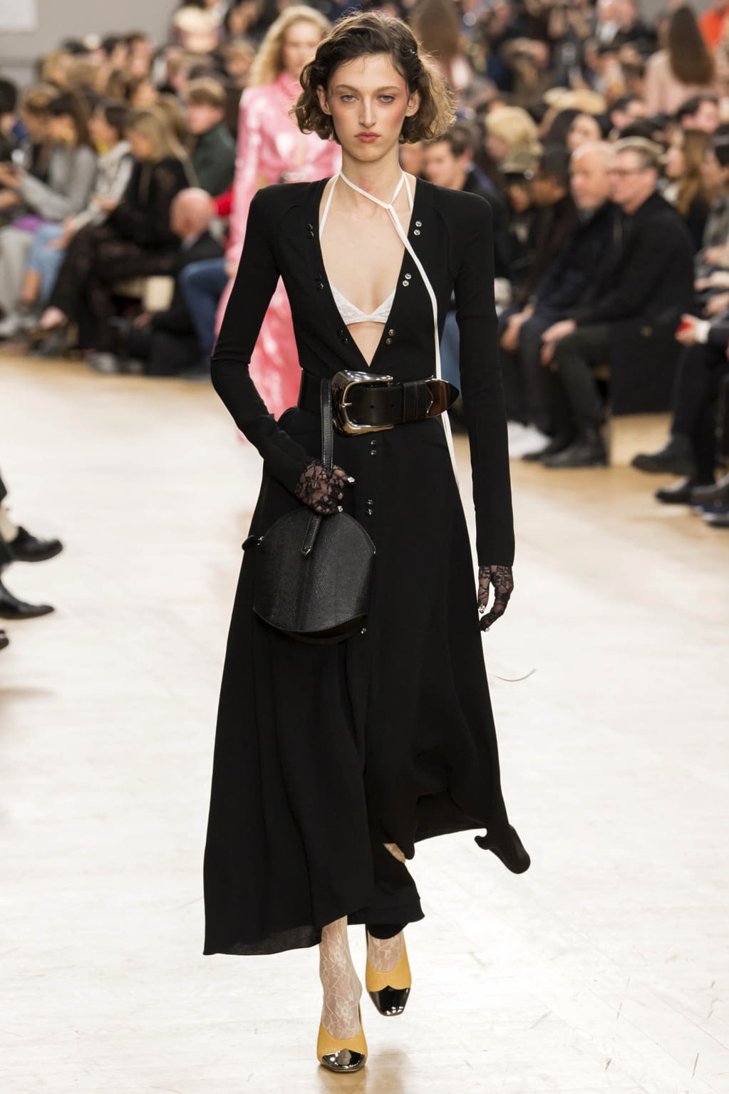 Fashion Week Paris Fall/Winter 2017 look 45 from the Nina Ricci collection 女装